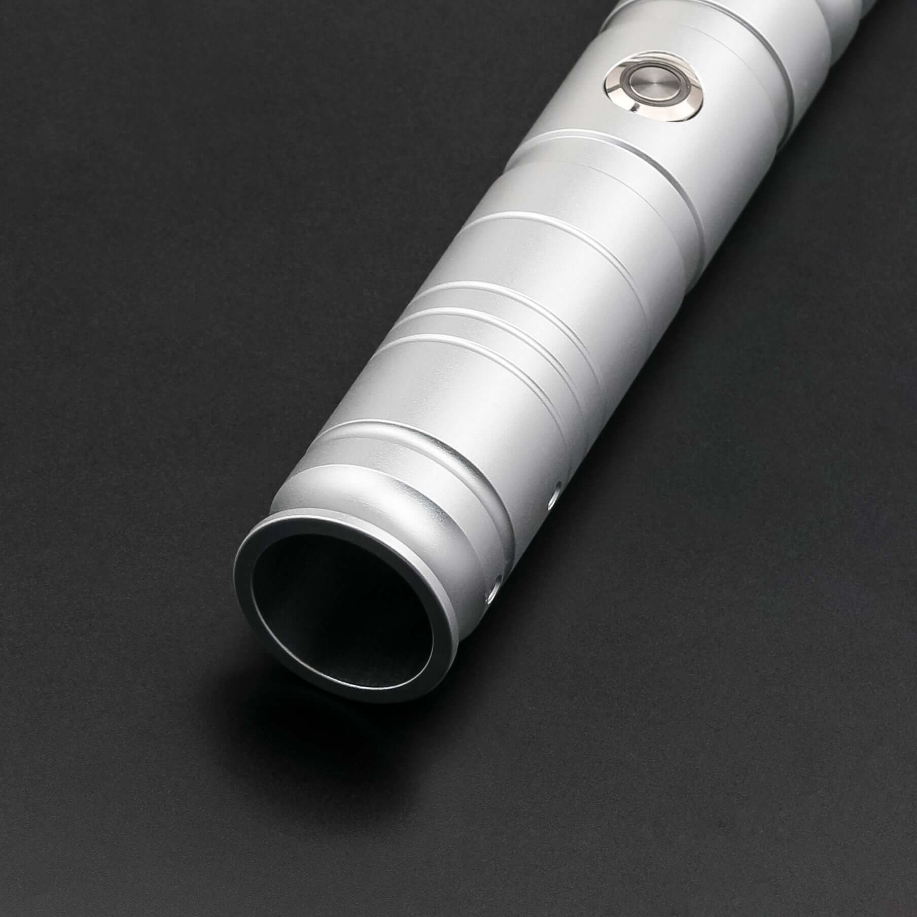 Novasaber Duelist Lightsaber Bundle – two aluminum alloy hilts in choice of grey, black, silver or gold, removable 77 cm or 82 cm polycarbonate blades, RGB S4/S16/S27 baselit or SN-Neopixel V4 Pro cores with customizable colors, effects, 27+ soundfonts an