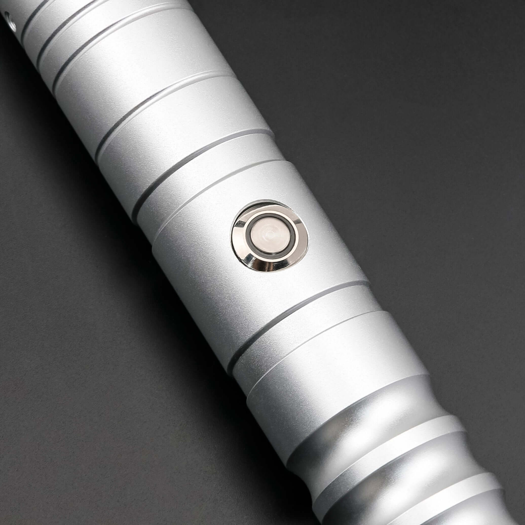 Novasaber Duelist Lightsaber Bundle – two aluminum alloy hilts in choice of grey, black, silver or gold, removable 77 cm or 82 cm polycarbonate blades, RGB S4/S16/S27 baselit or SN-Neopixel V4 Pro cores with customizable colors, effects, 27+ soundfonts an